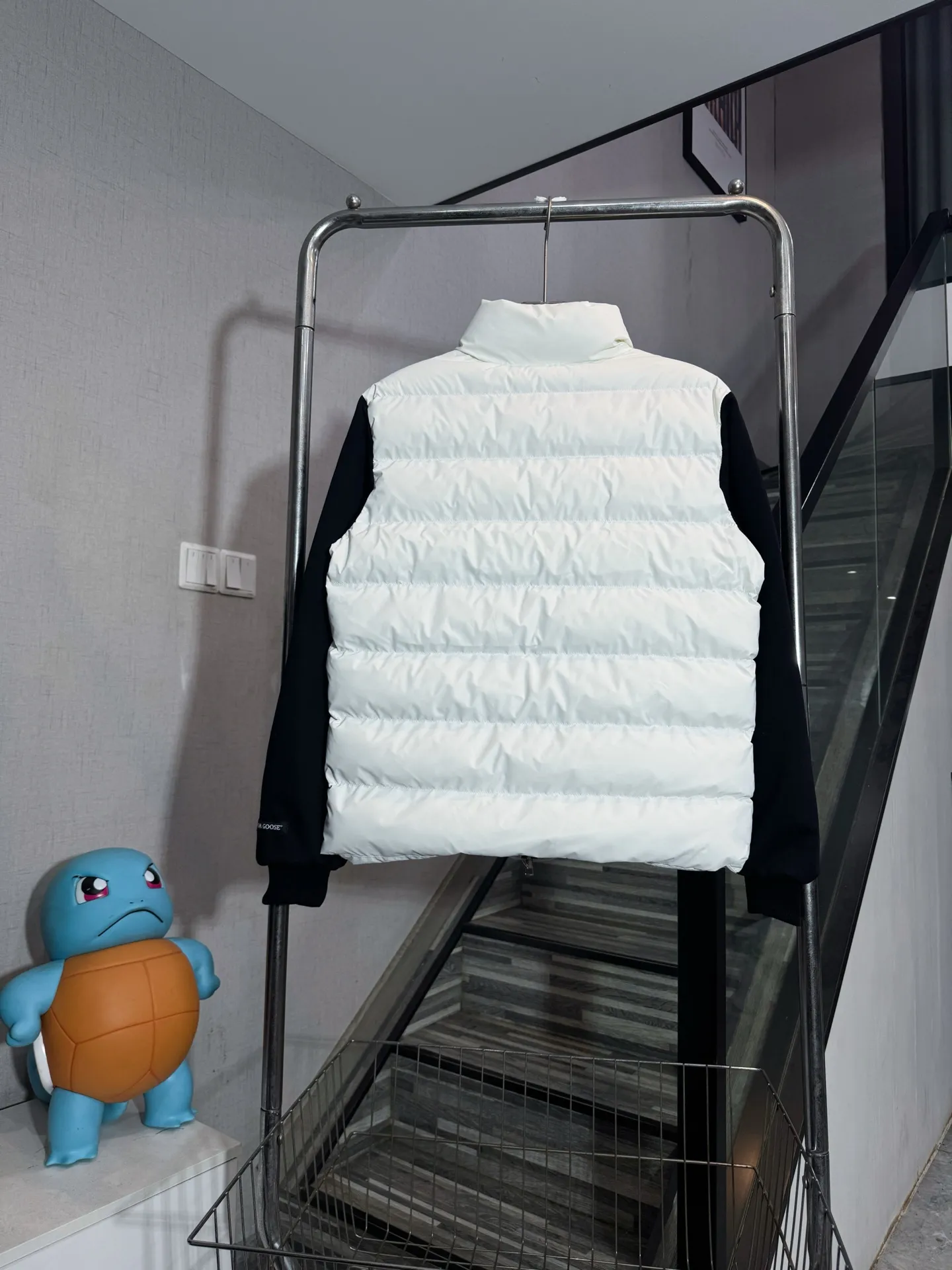 P370 model number: HE40 Canada Goose-Canada Goose down jacket with patch sleeves and small logo The fabric is made of windproof material, and the inner filling is made of down cotton, with up to 350 grams of cotton filling. The upper body is comfortable and warm, and does not appear bloated. The fabric is made of rib-line craftsmanship and does not easily run away. The small label on the chest is sewn with a laser-printed leather label. The zipper is customized with original hardware and small letters. The design of the overall clothing splicing and color splicing highlights the features. It is made by a large factory and has the original original label. The three labels are complete, so you can buy it with confidence.  Color: Picture color Size: S M L XL